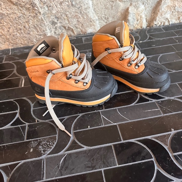 Timberland Kids' Black and Tan Boots - Picture 4 of 5